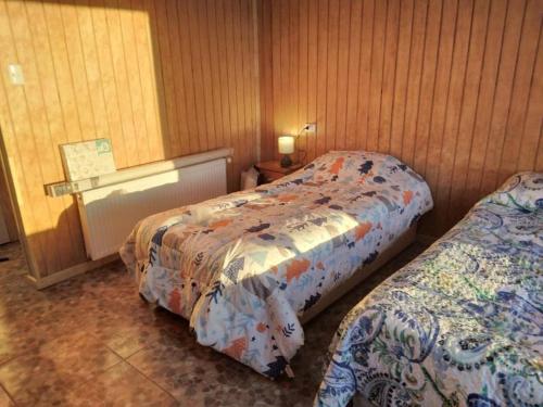 波韦尼尔Cabañas 644的一间客房内配有两张床的房间