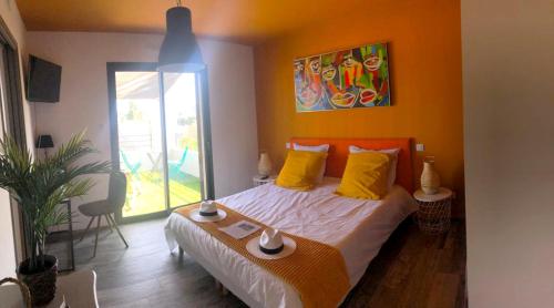 滨海萨纳里Villa Marina的一间卧室配有一张橙色墙壁的床