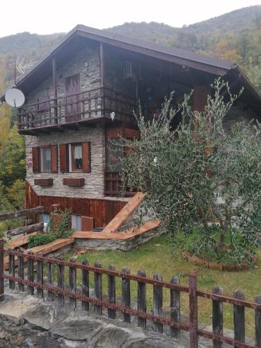 San GiulianoChalet di Montagna的山丘上带阳台的木屋