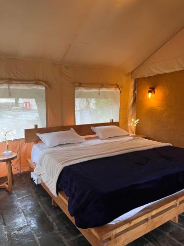 比尔瓦H2H bir的帐篷内一间卧室,配有一张大床