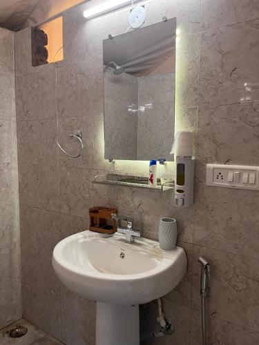 比尔瓦H2H bir的浴室设有白色水槽和镜子