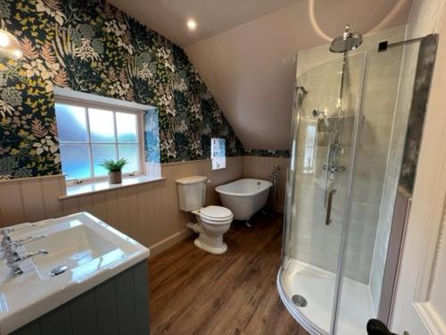 LoanheadQuaint self contained cottage near Edinburgh.的带淋浴、卫生间和盥洗盆的浴室