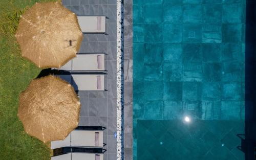 MouzákionSonel Luxury Villa, a Family Retreat, By ThinkVilla的享有房屋旁游泳池的顶部景致
