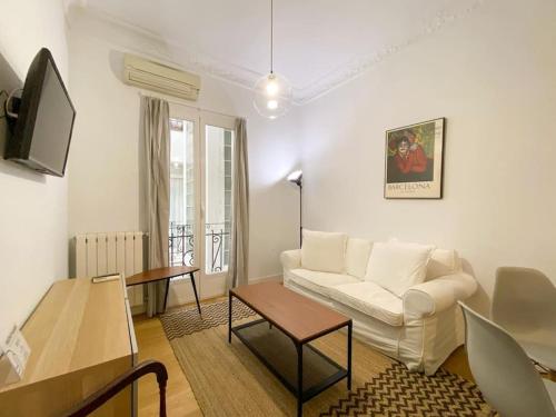 马德里拉巴斯市场蒙塔伯公寓的客厅配有白色的沙发和桌子