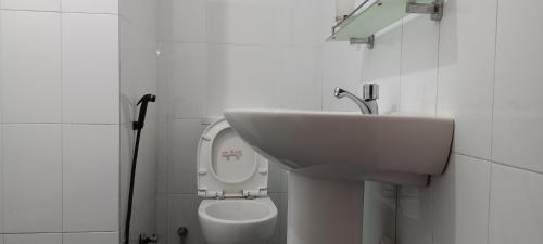 卡图纳耶克Shady transit hotel的白色的浴室设有水槽和卫生间。