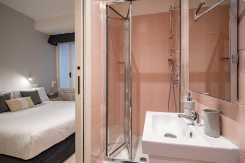 威尼斯卡萨皮特罗卡酒店的带淋浴和盥洗盆的浴室以及1张床。