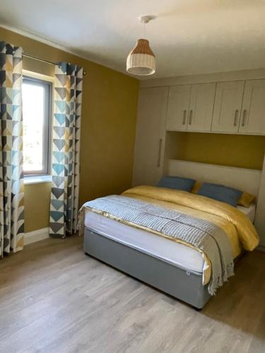 加尔伊沃耶Garryvoe - Ballycotton Bay & Island View的一间卧室,卧室内配有一张大床