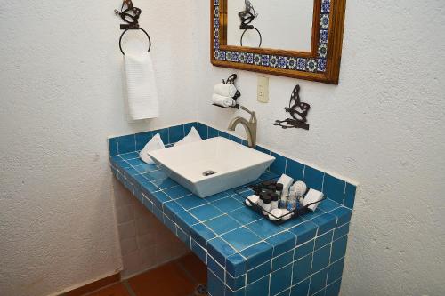 San Martín de las PirámidesLa Casona Pirámides的浴室设有蓝色瓷砖台面和水槽