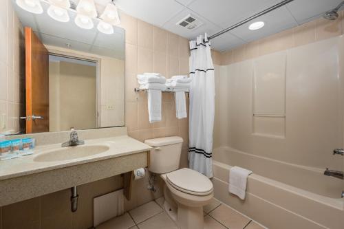 大洋城水晶海滩酒店的浴室配有卫生间、盥洗盆和淋浴。