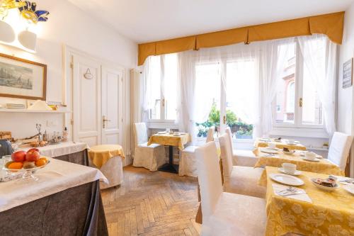 威尼斯卡萨皮特罗卡酒店的用餐室设有桌椅和窗户。