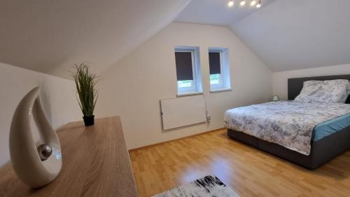 施皮尔贝格Ferienhaus Ranzer的一间卧室配有一张床,铺有木地板