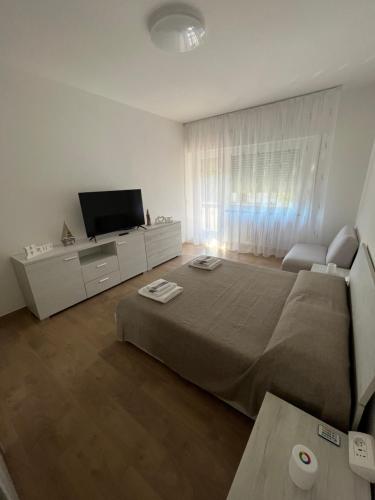 拉帕洛La casa di Maria的一间卧室配有一张床和一台平面电视