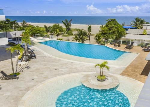 卡塔赫纳索奈斯塔卡塔赫纳酒店的海滩上游泳池的图片