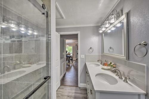 普莱瑟维尔Pet-Friendly House with Deck Less Than 3 Mi to Dtwn!的浴室配有2个盥洗盆和步入式淋浴间。