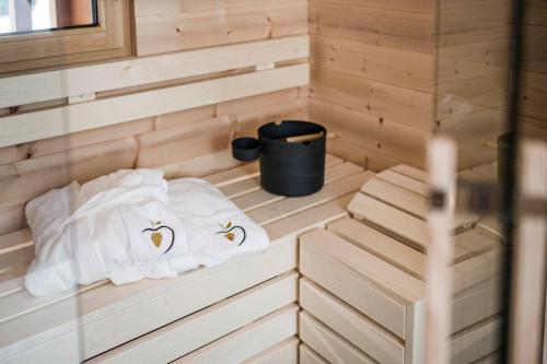 罗萨Stadl Chalet oberhalb Brixen的一间桑拿浴室,配有两条毛巾和垃圾桶