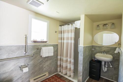 加德纳Yellowstone Hot Springs Resort的带淋浴和盥洗盆的浴室