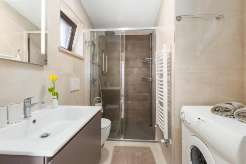 波雷奇Alex Deluxe Apartments on Beach的带淋浴、盥洗盆和卫生间的浴室