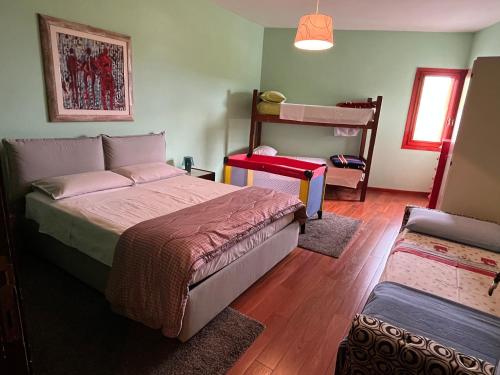 Prati di TivoAppartamento Superior Condominio Orso Bianco, parquet, Wi-Fi的一间卧室配有一张床和一张双层床。
