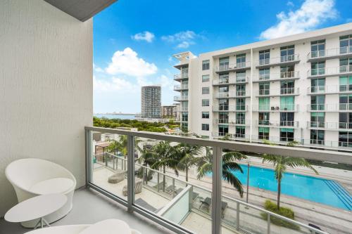 迈阿密Nomada Destination Residences - Quadro的享有建筑景致的阳台