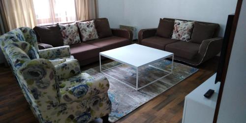 萨拉热窝Sarajevo city rent的客厅配有两张沙发和一张桌子