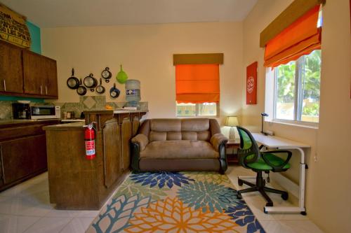 圣佩德罗BELIZE TROPICAL DREAM VILLAS的一间配有沙发和书桌的厨房