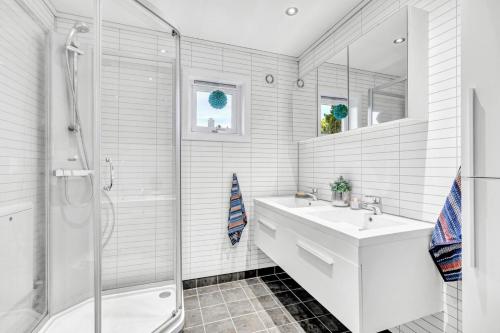 特隆赫姆private room in shared apartment的白色的浴室设有水槽和淋浴。