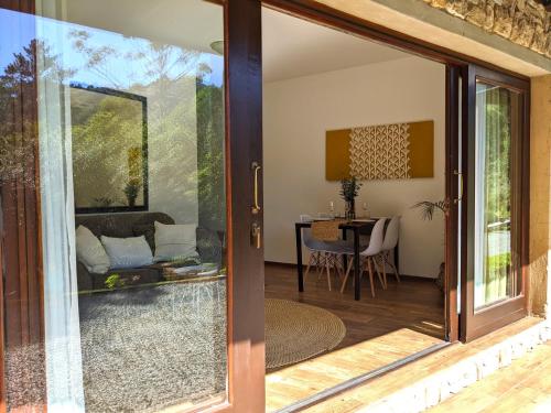 姆巴巴内银石赛道旅馆 的滑动玻璃门通向带桌子的庭院