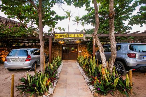 圣米格尔-杜戈斯托苏Bangalô Kauli Seadi Eco-Resort的大楼前停有两辆车的停车场