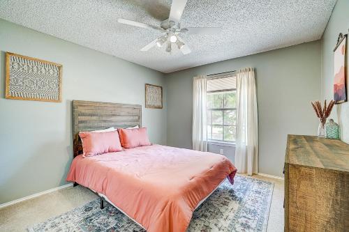 圆石城Brickhouse Retreat的一间卧室配有一张床和吊扇