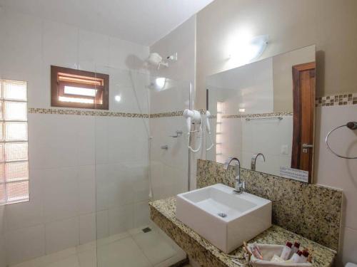 莫罗圣保罗拉特瑞斯酒店的白色的浴室设有水槽和淋浴。