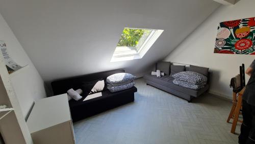 奥伯豪森ELENA flat NELKE Oberhausen Zentrum CentrO Westfield的客厅设有两张沙发和一个窗户