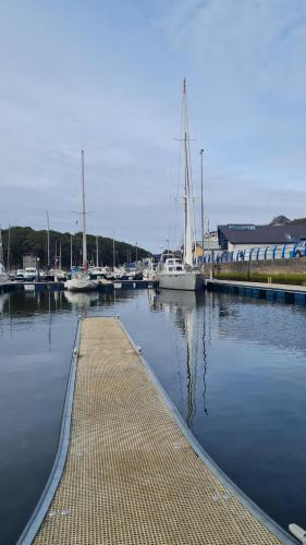 斯托诺韦Hebridean Town House的港口码头,码头上停有船只