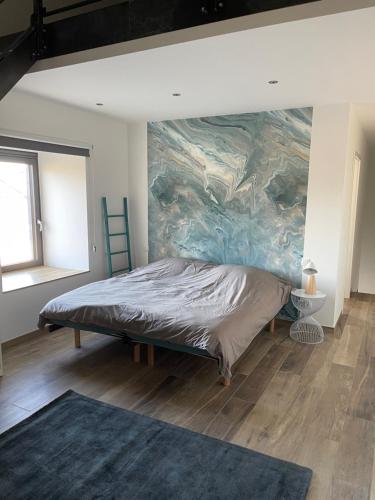 NollevauxLes Quartiers d'Urbain的一间卧室配有一张壁画床