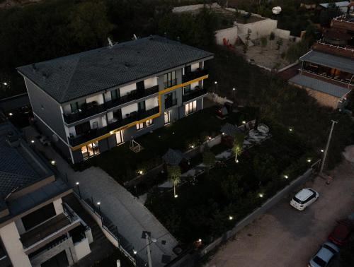 Nilüferبورصة شقة مريحة Bursa Nilufer مَنْظَرٌ جَمِيلٌ的享有带停车场的大楼的顶部景色