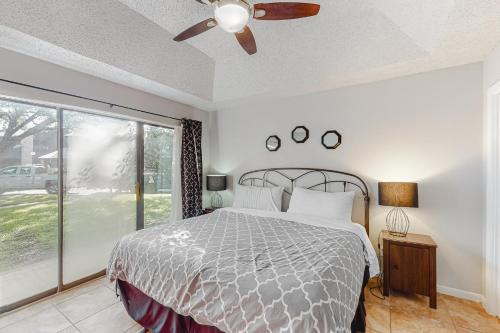 新布朗费尔斯Camp Warnecke Estates Unit B104的一间卧室配有一张带吊扇和窗户的床。