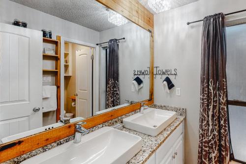 新布朗费尔斯Camp Warnecke Estates Unit B104的浴室设有2个水槽和镜子