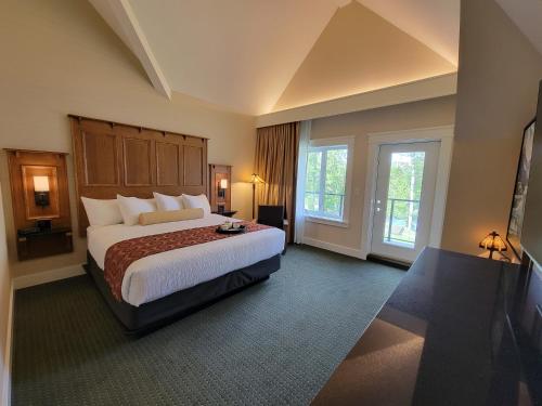 沃特顿公园Kilmorey Lodge的大型酒店客房,设有大床和窗户