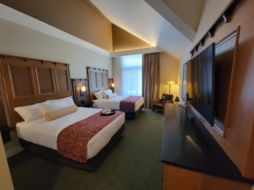 沃特顿公园Kilmorey Lodge的酒店客房设有两张床和一台平面电视。