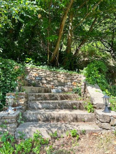 瓦勒罗盖Charmant Logement avec piscine.的公园里的石头楼梯