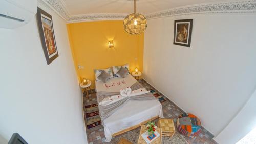 马拉喀什Riad Dar Yassine的一间小卧室,卧室内配有一张床铺