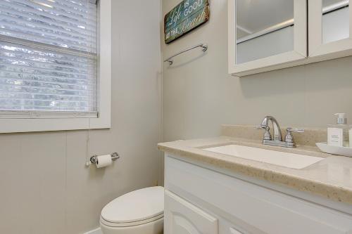富丽海滩SeaEscape的白色的浴室设有卫生间和水槽。