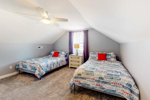 大洋城Montego Bay - Ocean 107的一间卧室配有两张床和吊扇
