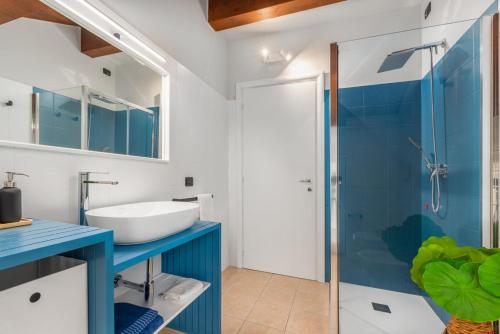 BregnanoCasa Gialla 7a, New Apartment Milano&Como的一间带水槽和淋浴的浴室