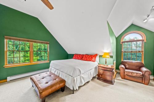 JohnsburgThe Barn on Bartman的一间卧室设有绿色的墙壁、一张床和椅子