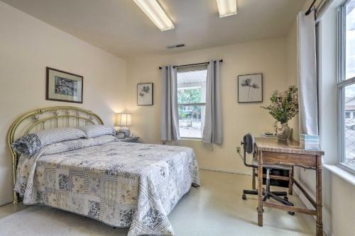 CalienteOutdoorsy Caliente Retreat with Screened Porch的卧室配有一张床、一张书桌和窗户。