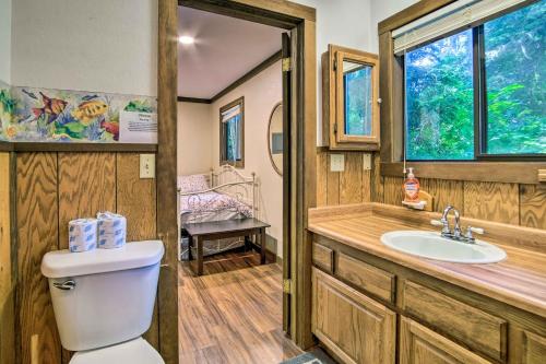 库斯贝Coos Bay Cottage with Fireplace and BBQ Patio!的一间带卫生间、水槽和窗户的浴室