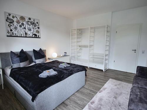爱尔福特Appartement OTTO I - Erfurt Zentrum的一间卧室配有一张带黑色毯子的床