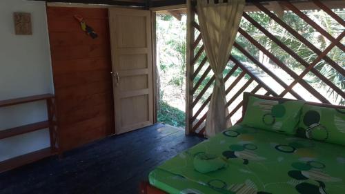 Puerto NariñoCabañas Dechi的木屋内的卧室配有一张床