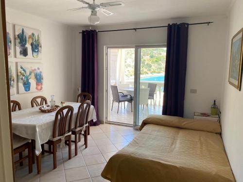 尼亚卢卡Apartments by the sea Cove Mikulina Luka, Korcula - 9181的一间带桌子的客厅和一间享有美景的用餐室