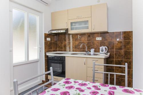 普特尼科维奇Apartments by the sea Zuronja, Peljesac - 14095的一间带水槽和炉灶的小厨房